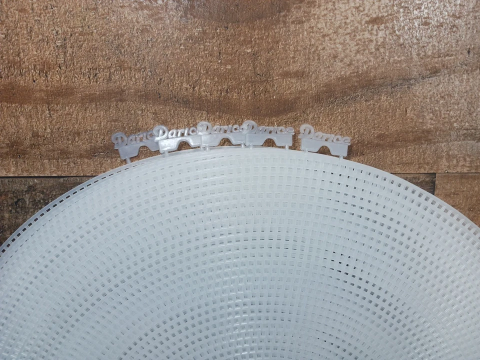 Paquete de 5 hojas redondas de malla de lona de plástico Darice 12 pulgadas blanco círculo alfombra en blanco  Foto 3 de 4