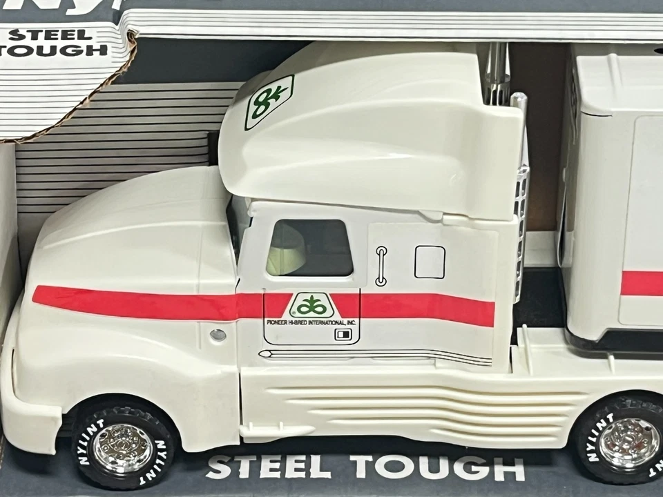 PIONEER Hybrid Seed Corn NYLINT Semi Truck and Trailer NIB Steel 18 Wheeler - Image 3 of 4