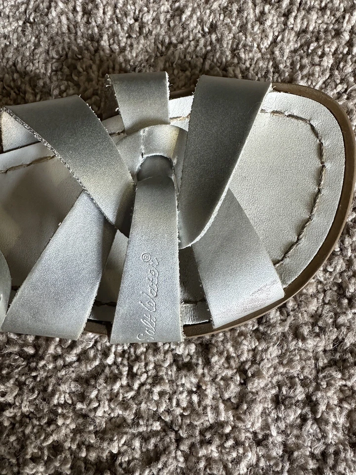 Hoy SANDALIAS AGUA SALADA Niños Grandes PLATEADAS Sandalia Talla 4 Usadas Par Buen Estado Foto 3 de 4