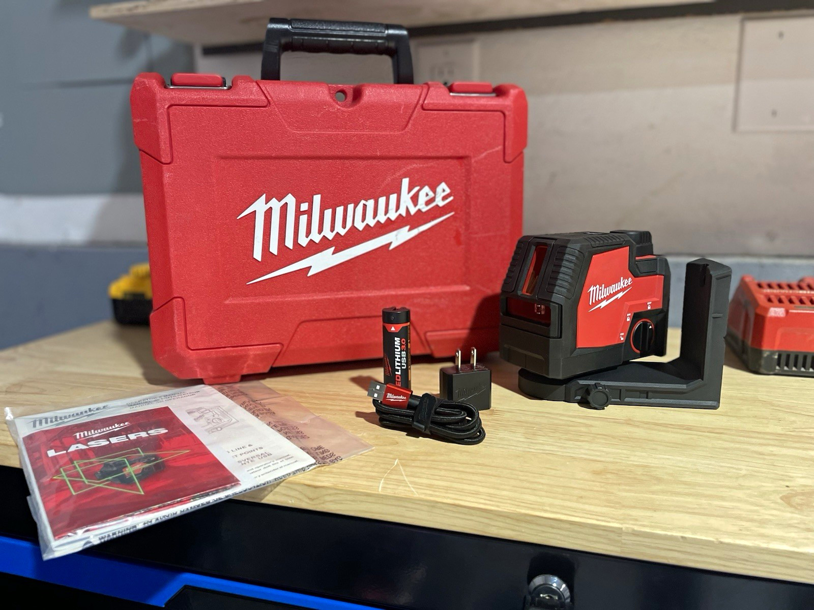 Milwaukee 3521-20 Green 2-Beam Cross-Line Laser Level Kit w/ Case & Battery
