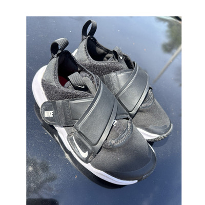 Nike Team Hustle D 10 Kids Sneakers US 12C Black/White/Red Hook & Loop