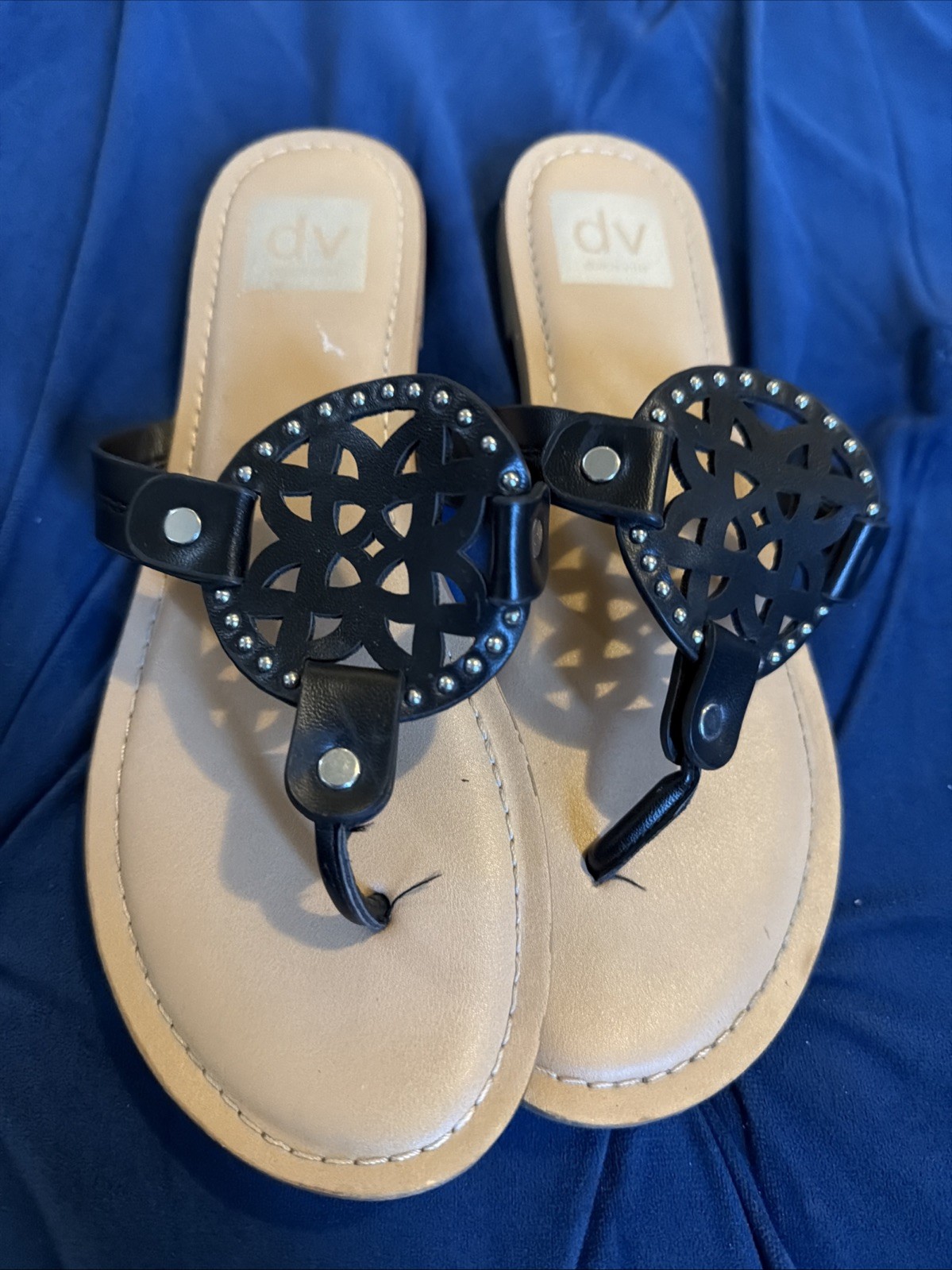 DV by Dolce Vita Gotie Sandals Black Studded Laser Cut Medallion Thong Flat 7