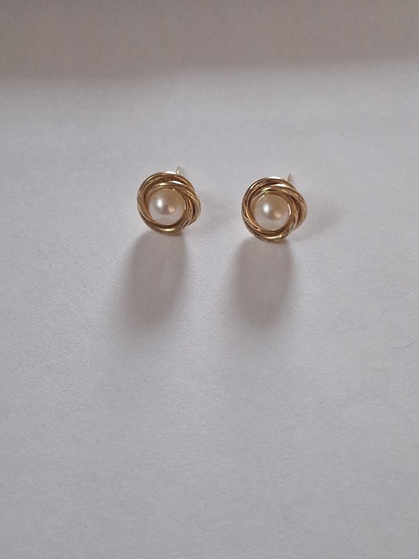 14k yellow gold pearl stud earrings, 5.5 mm Pearls, 1.6 Grams  Signed JCM Co.