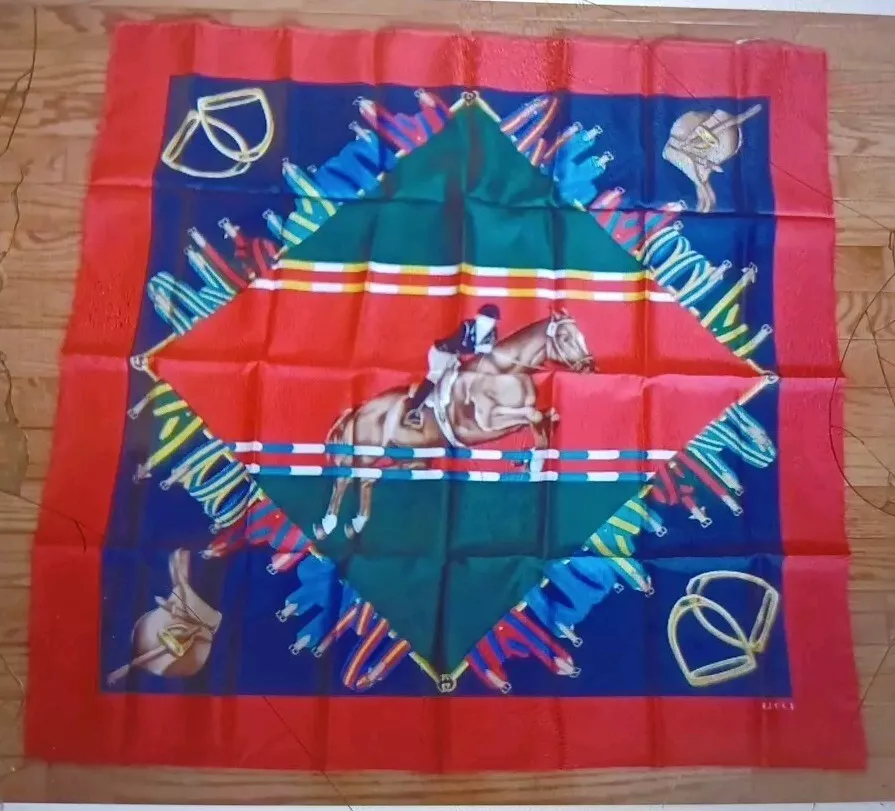 Foulard vintage Gucci jockey sur cheval soie bordure rouge 33