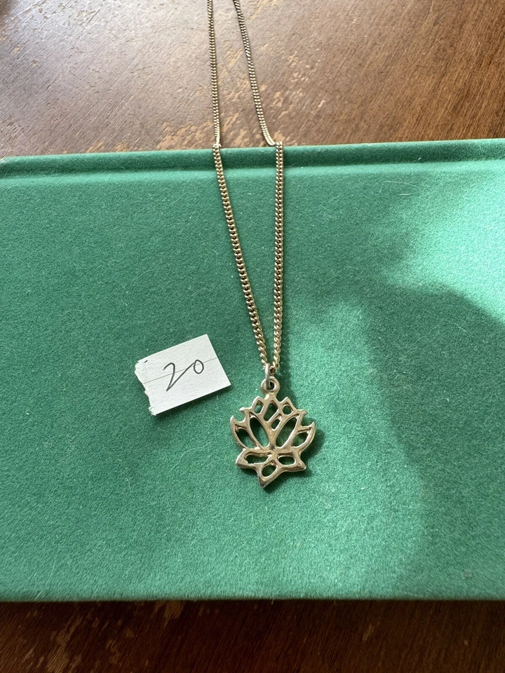 Colar com corrente berloque de lótus - Imagem 3 de 3