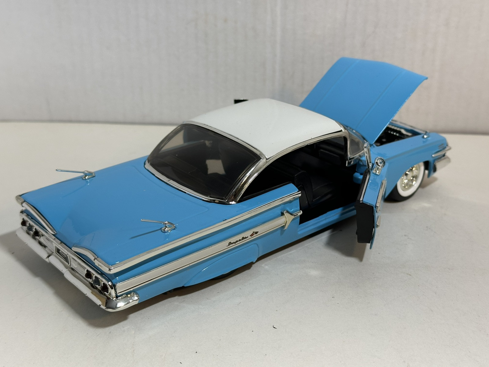 1960 Chevrolet Impala ミニカー ブルー JADA SHOWROOM FLOOR 1960 CHEVY IMPALA BLUE 1:24 DIECAST MODEL CAR