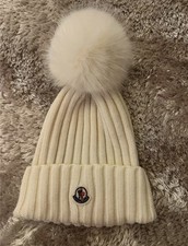 Weiße Moncler Strickmütze Mit Fellbommel