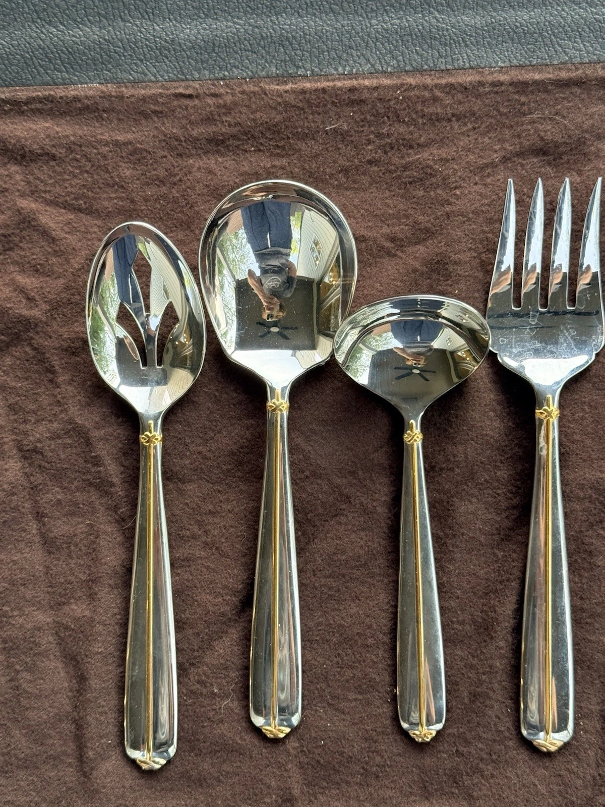 4 pc Mikasa TRAPUNTO D'ORO Stainless 18/8 Cipullo Serving Spoons, Fork, Ladle
Opens in a new window