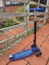 Maxi Micro Deluxe Foldable Scooter Navy Blue with LED Wheel Lights