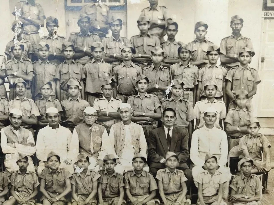 Impresión fotográfica de gabinete de uniformes de policía indio por Surendra Studio enmarcada Foto 4 de 4