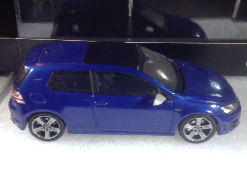 VOLKSWAGEN GOLF R MK.7 2013 MODELO CONCESIONARIO SPARK/VW escala 1/43 Foto 3 de 4
