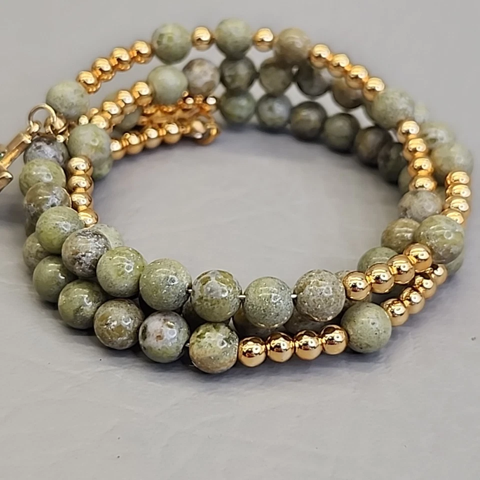 Pulsera envolvente con cuentas piedra verde cruz dije San Patricio tono dorado Foto 4 de 4