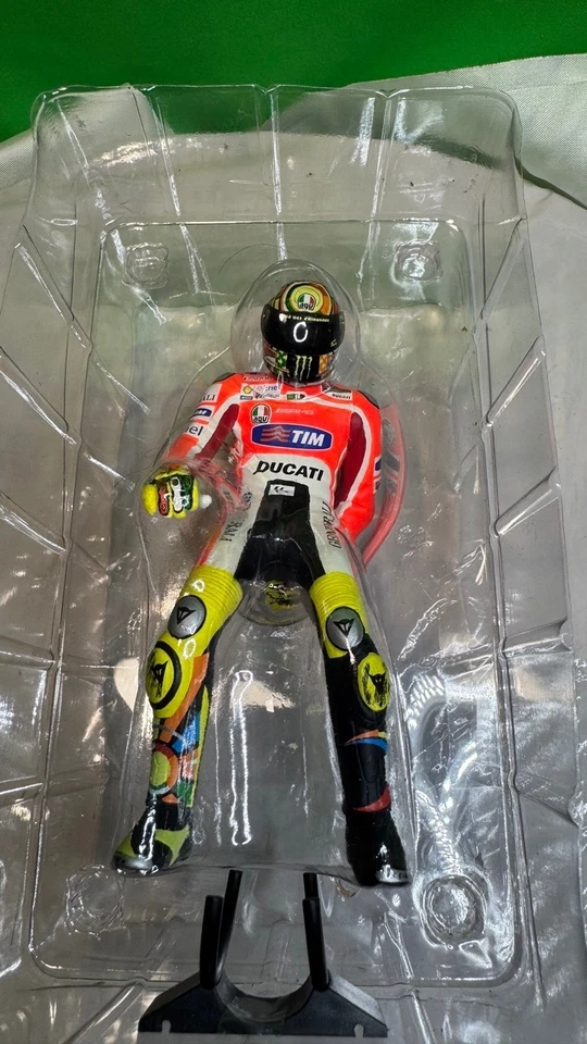 valentino rossi minichamps 1:12 Pulling on Paints' 2011 - Immagine 2 di 4