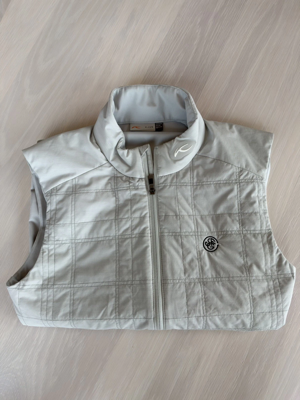KJUS SFGC Rowan Insulated Vest Men’s Light Gray Full Zip Quilted Golf Size 50 - product detail image 8