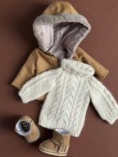 Kapuzenjacke, langer Pullover, Lederstiefel Puppen Kleidung Paola Reina Neu