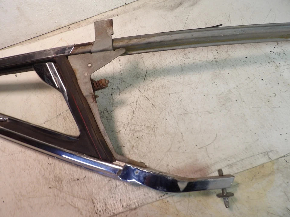 Chevrolet Corvair 1966 ventana lateral izquierda, ventana de ventilación para modelo convertible Foto 3 de 4