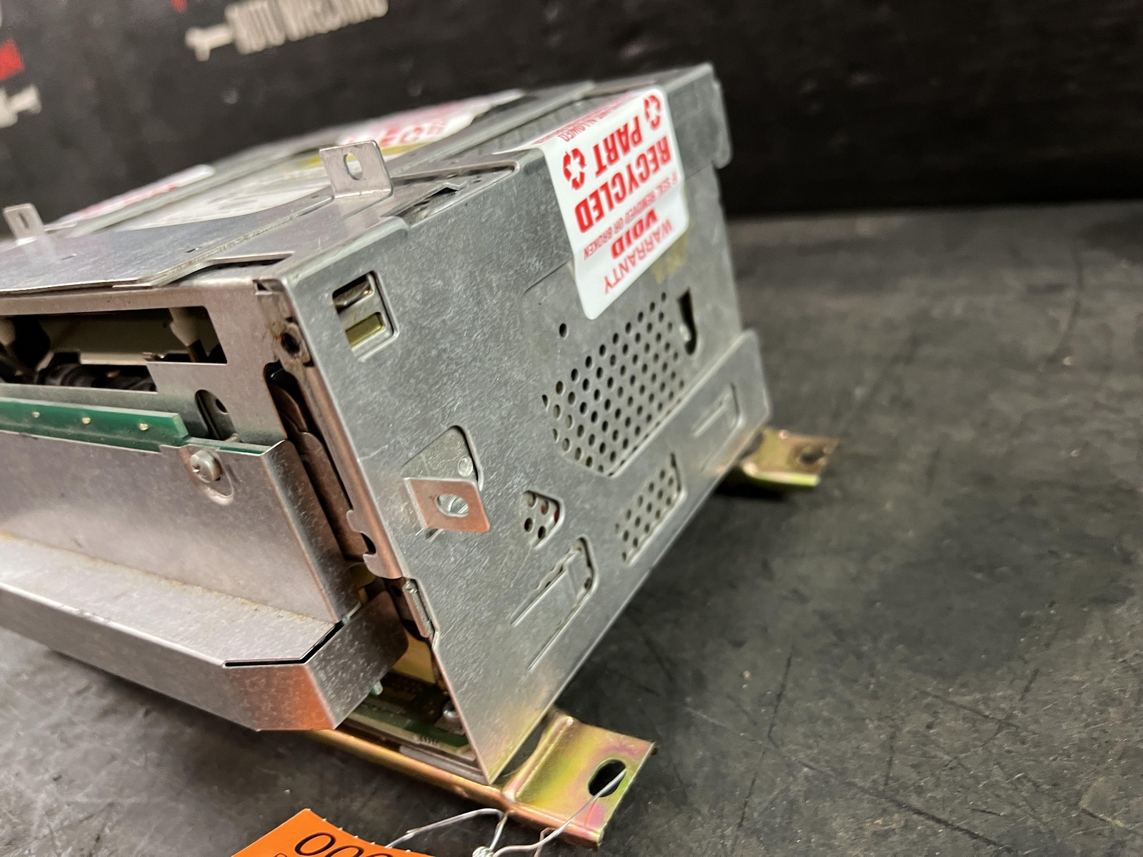 02-06 MASERATI SPYDER CD HEAD AUDIO UNIT PLAYER ID# 000191631