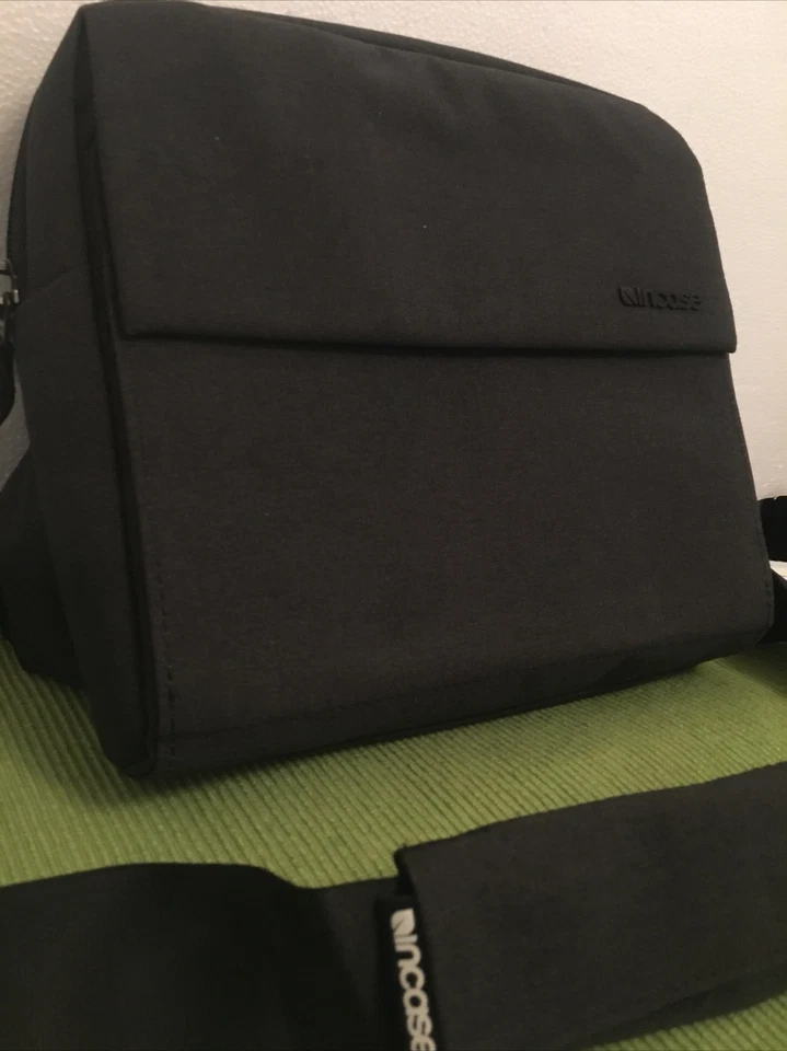 Incase Field Bag View For ipad 2 Mini With Retina Display Easy-Click Adj Strap - Image 3 of 4