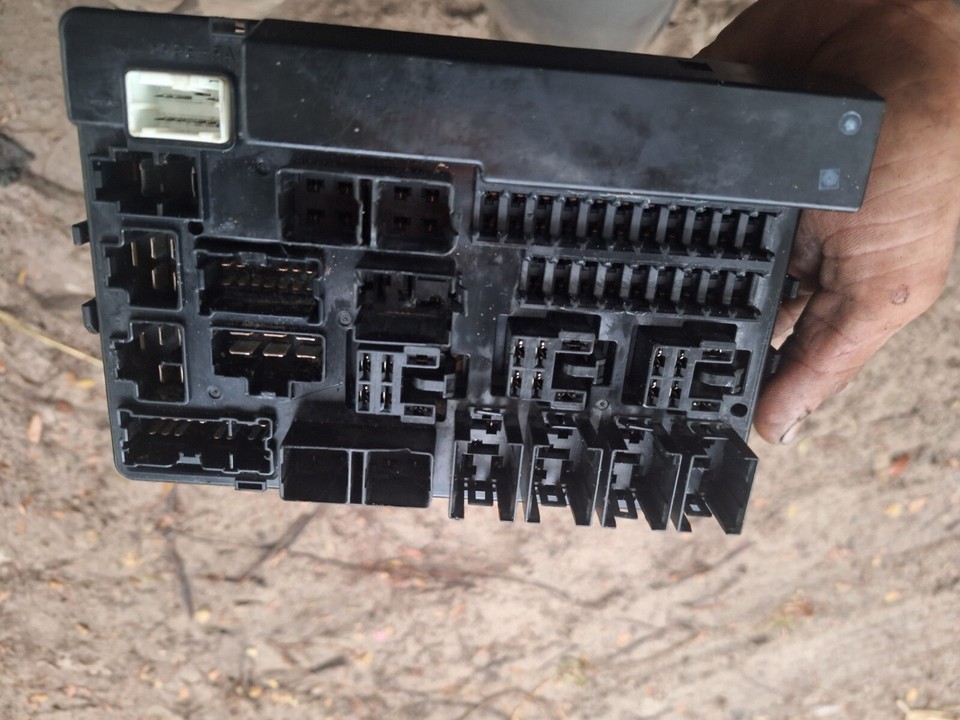 Genuine Nissan Altima S Sedan 2.5L Engine Relay Junction Fuse Box Block