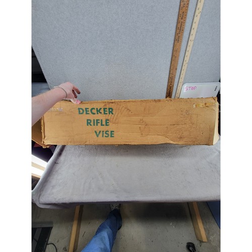 Vintage Decker Rifle Vise Wood Gun Cleaning Maintenance Stand Made in USA 1987