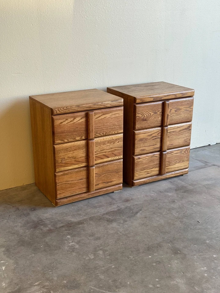 一对老式野蛮橡木床头柜 - 中世纪现代风格茶几 — 第 3/4 张图片