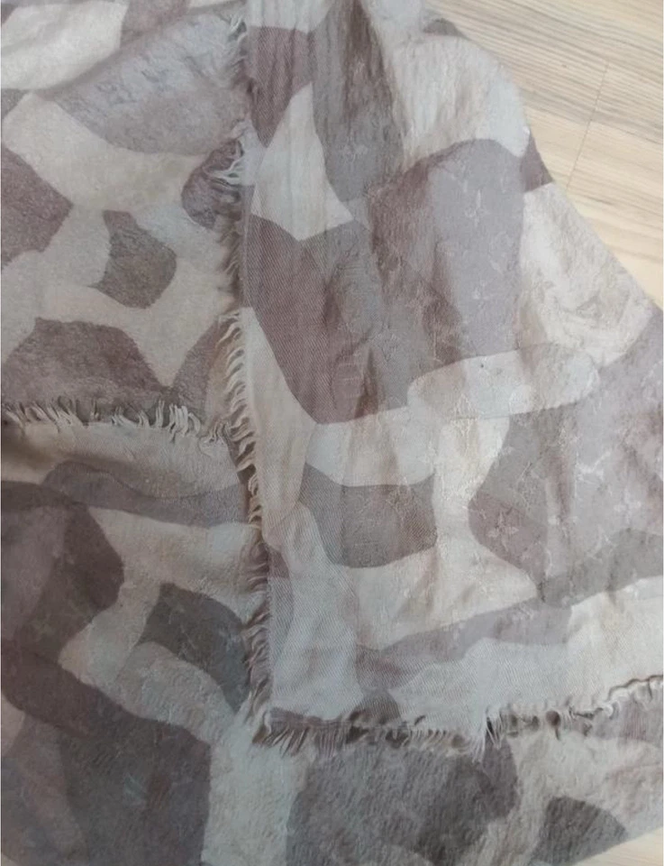 Louis Vuitton Gris Seda y Lana Chal Bufanda Monograma Estampado Jacquard 110x132cm Foto 3 de 4