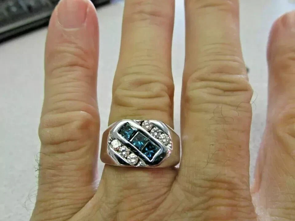 Anillo de boda de zafiro azul creado por princesa de 2 quilates enchapado en oro blanco de 14 k para hombre Foto 4 de 4