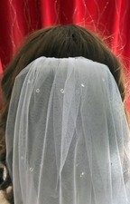 Krótki biały welon ślubny z koralikami akcenty i małymi ozdobami