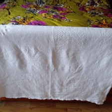 Vintage white country cottage/farmhouse style embossed cotton bedspread 