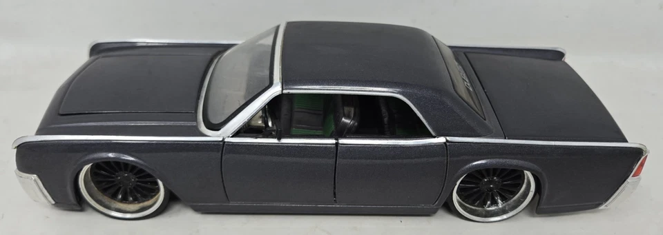 Jada 1963 Lincoln Continental Gray w/ Green Interior 1/24 Scale Die Cast #90606 - Image 2 of 4