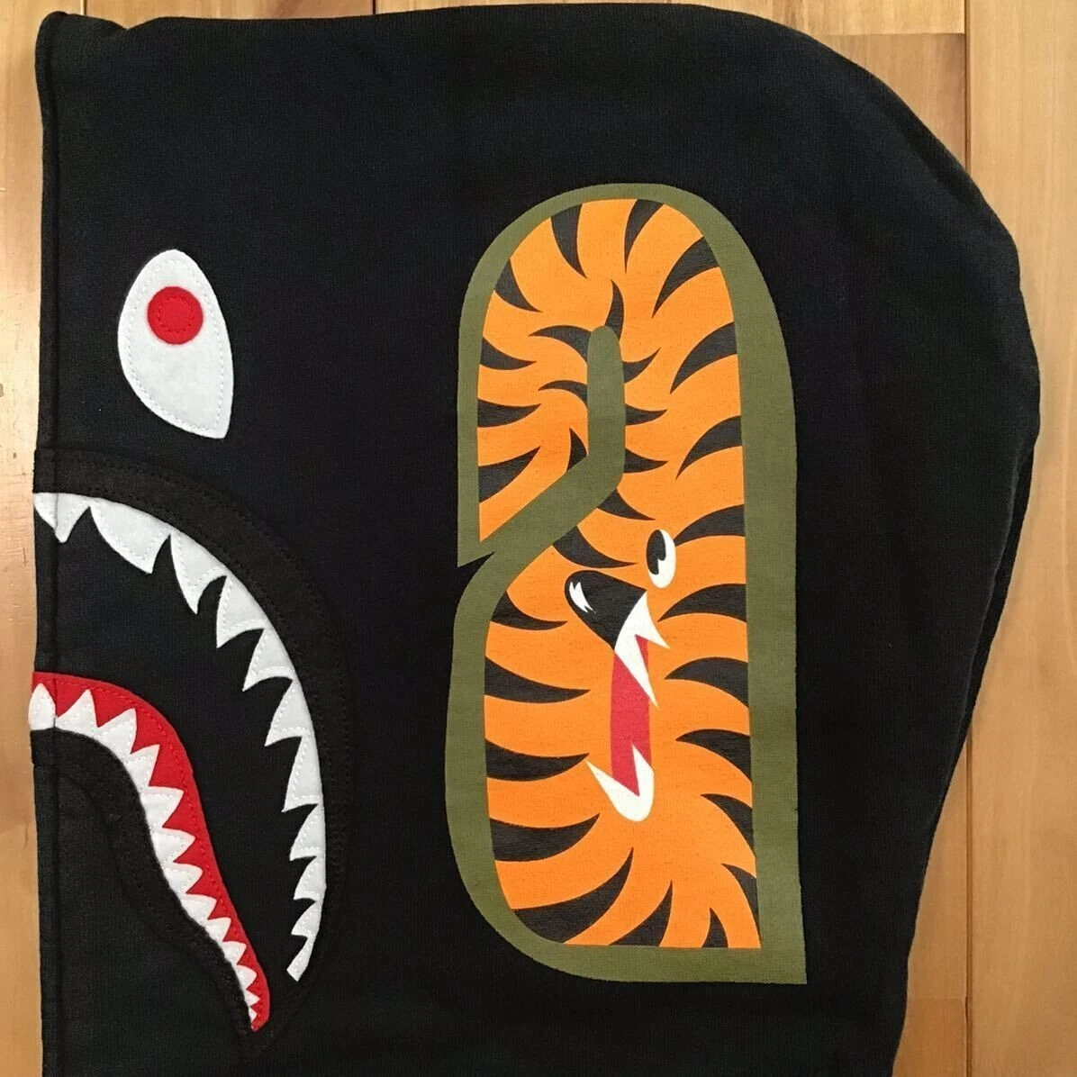 A BATHING APE (BAPE) Giacca BAPE A scimmia da bagno varsity "shark" full zip cappuccio nero bianco maniche