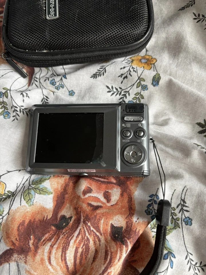 Polaroid Digital Camera iE826 18.0MP  Tested But Doesnt Seem To Hold Charge - Image 2 of 4