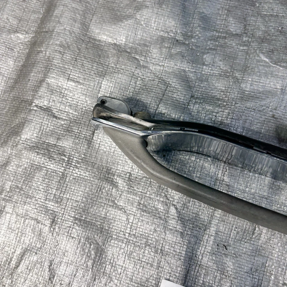 Manija de puerta exterior trasera izquierda OEM Mercedes W126 420SEL 1986-1991 Foto 4 de 4