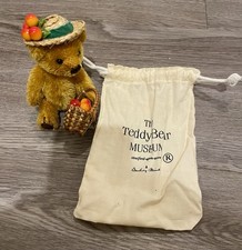 Teddy Bear Museum Stratford Upon Avon Mohair Orso Snodato Cappello Cestino Vintage