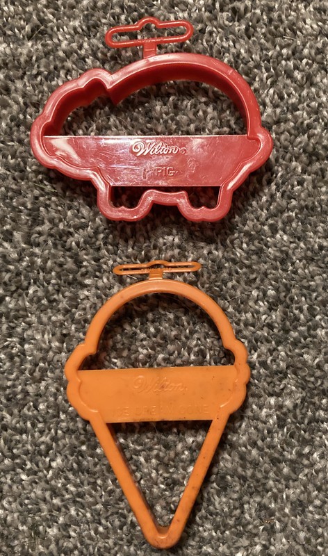 Lot Of 2 Wilton Cookie Cutters  Ice Cream & Pig 1990’s