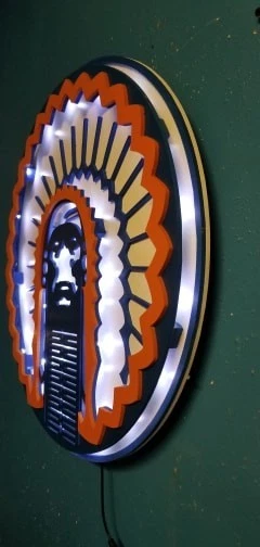Letrero iluminado Chief Illiniwek, mascota universitaria Foto 2 de 3