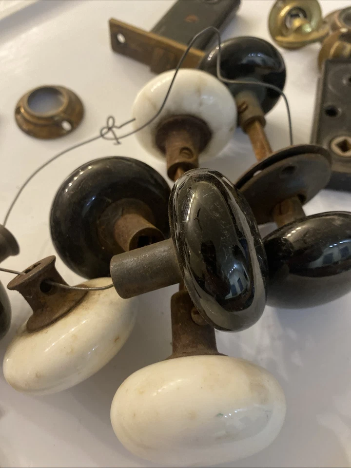 Lote mixto de herrajes antiguos para puertas vintage: perillas, cerraduras, tiradores y accesorios Foto 3 de 4