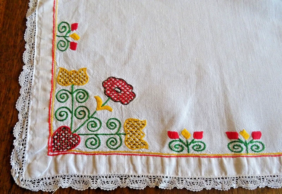 Napperon  en coton brodé à la main   . 43 cm x 29 cm - Photo 2/4