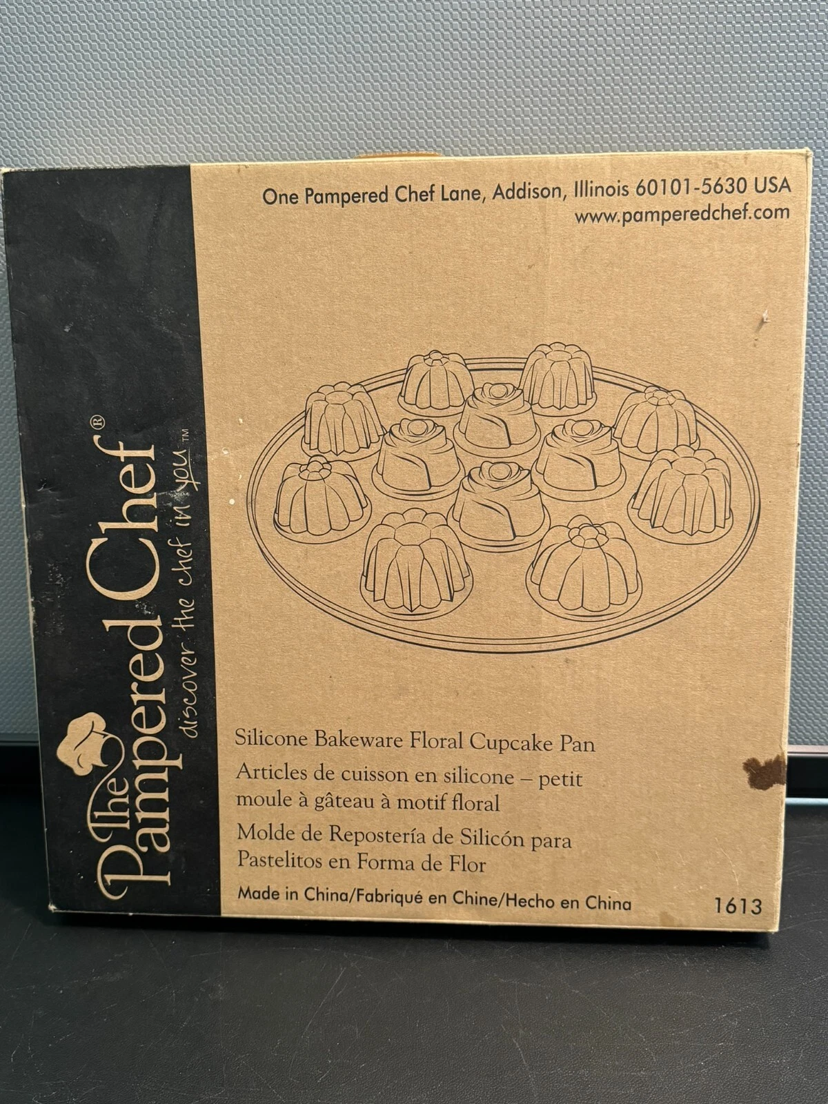 1613 Pampered Chef Silicone Bakeware Floral Muffin Mold Cupcake Pan