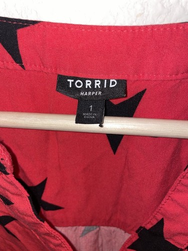 TORRID Harper Red Black Stars Rayon Short Sleeve Tunic Blouse Sz 1 Button Front - Picture 2 of 4