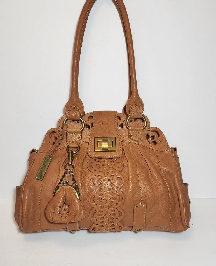 BOLSO DE MANO LOCKHEART CUT IT OUT CANDACE CUERO MARRÓN CON TACHUELAS CON MONEDERO $695
