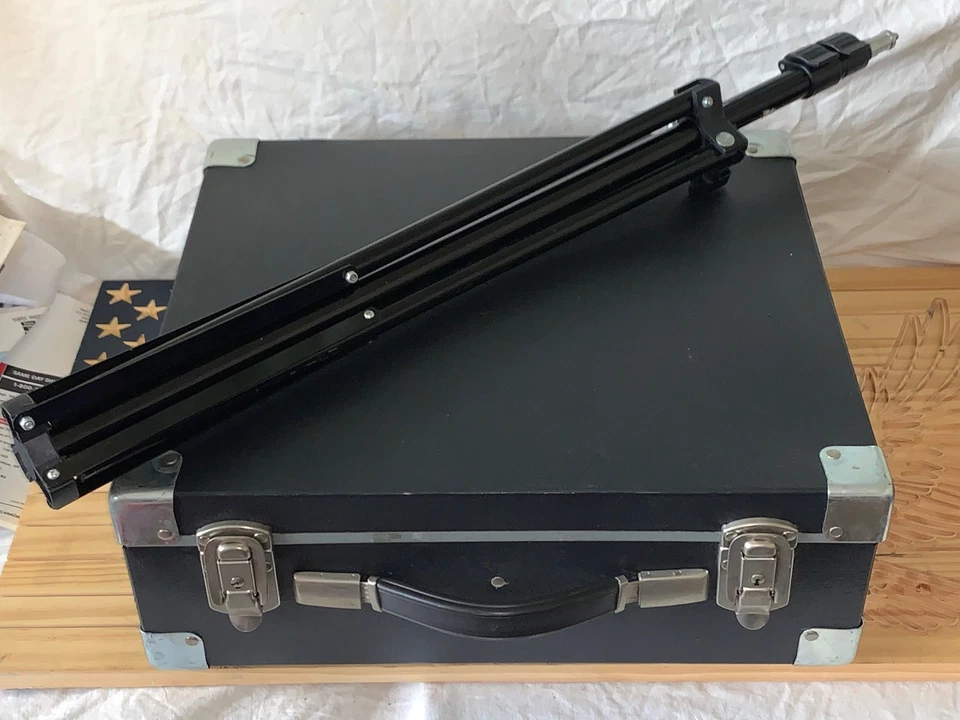 Cool-Lux Mini-Cool Professional Photography Lighting Set in Lockable Case - Image 2 of 4