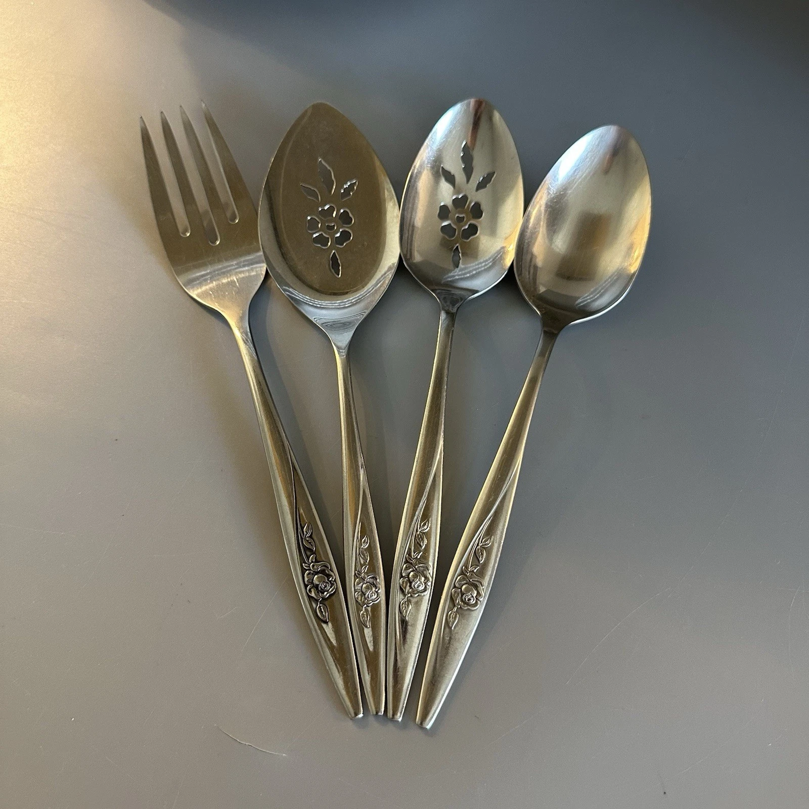 Oneida Lasting Rose Serving Set Stainless Flatware Silverware Vtg Set of 4
Opens in a new window or