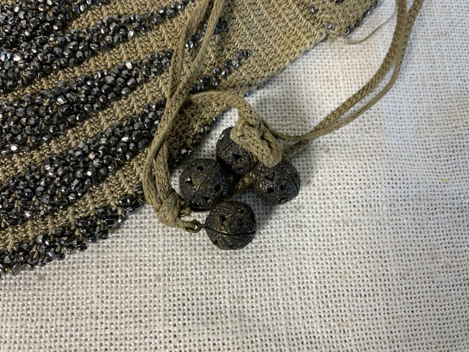 Bolso antiguo vintage con cuentas y cordón de ganchillo necesita reparación Foto 4 de 4