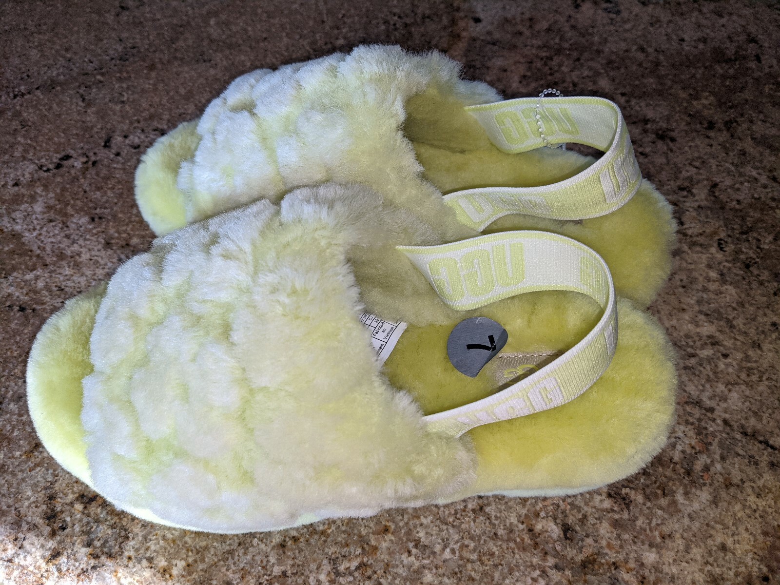 PANTOFOLA D’ORO Sandali donna UGG Fluff Slide giallo fluo taglia 7 pelliccia di agnello Australia nuovi con etichette