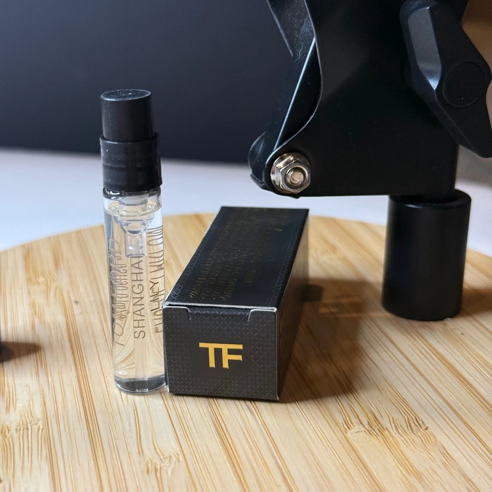 Tom Ford Shanghai Lily Eau de Parfum Vaporizador Spray Muestra Vial 2 ml 07 Fl Oz Foto 3 de 3