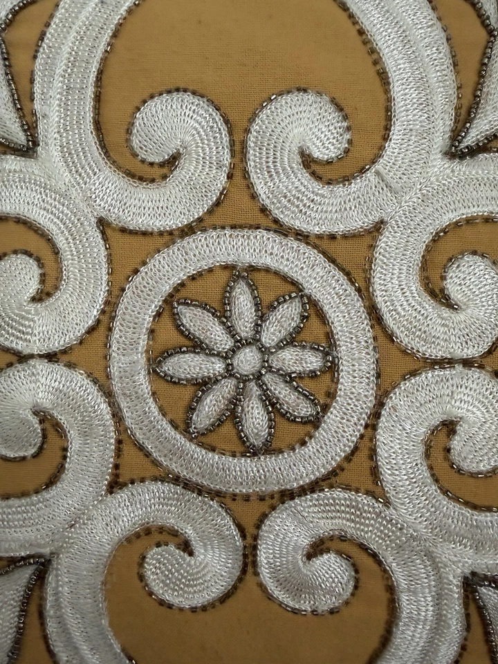 "Almohada Pier One con cuentas amarillo mostaza acento bordado crema 17x17""" Foto 2 de 4