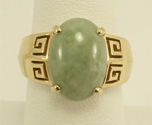 14K-yellow-gold-ladies-8-oval-cabochon-green-jade-cocktail-ring-Hong-Kong-5-4g