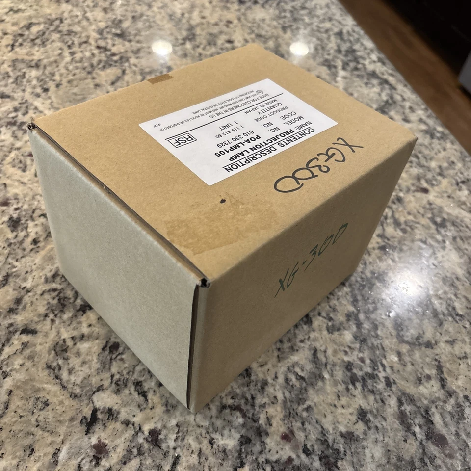 Lámpara Proyector Nueva en Caja Abierta POA-LMP105 610-330-7329 Hecha en Japón Foto 3 de 4