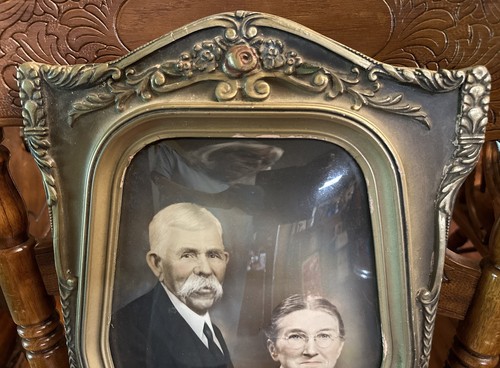 "Antigua imagen hexagonal de vidrio burbuja convexo pareja de 1900 en marco de 19"" por 13""" - Imagen 3 de 21